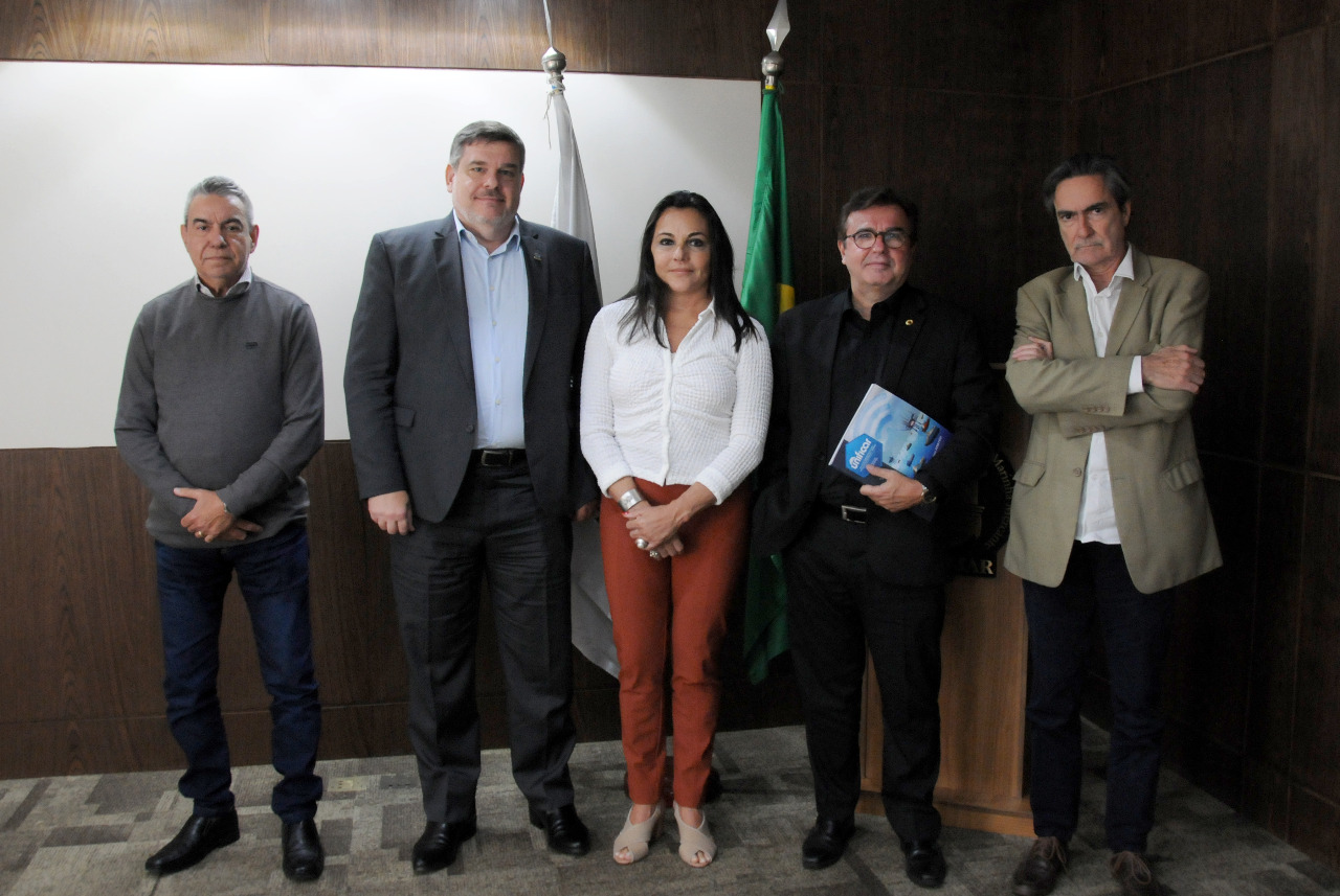 Mário Povia visita instalações do Sindmar e da FHM