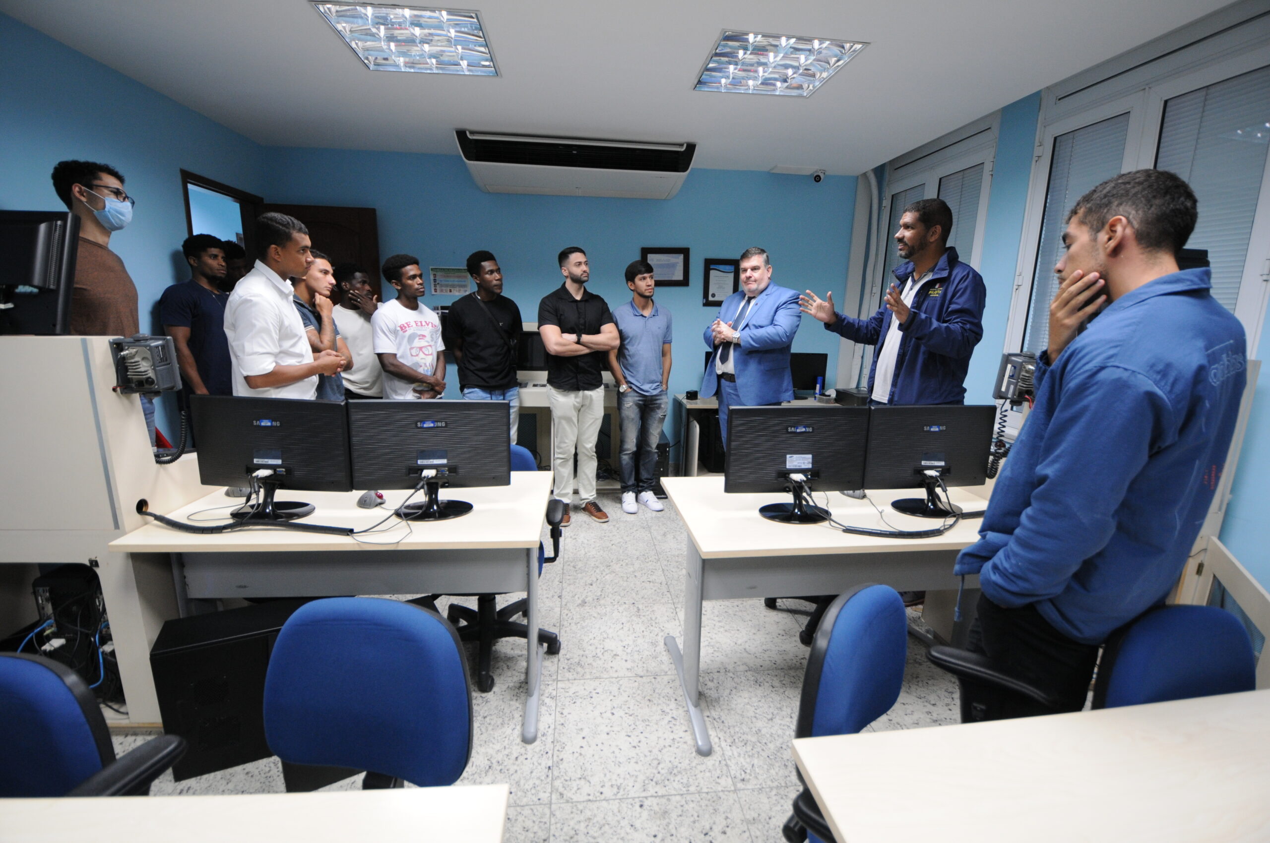 Nova geração de oficiais e eletricistas visita a FGMar